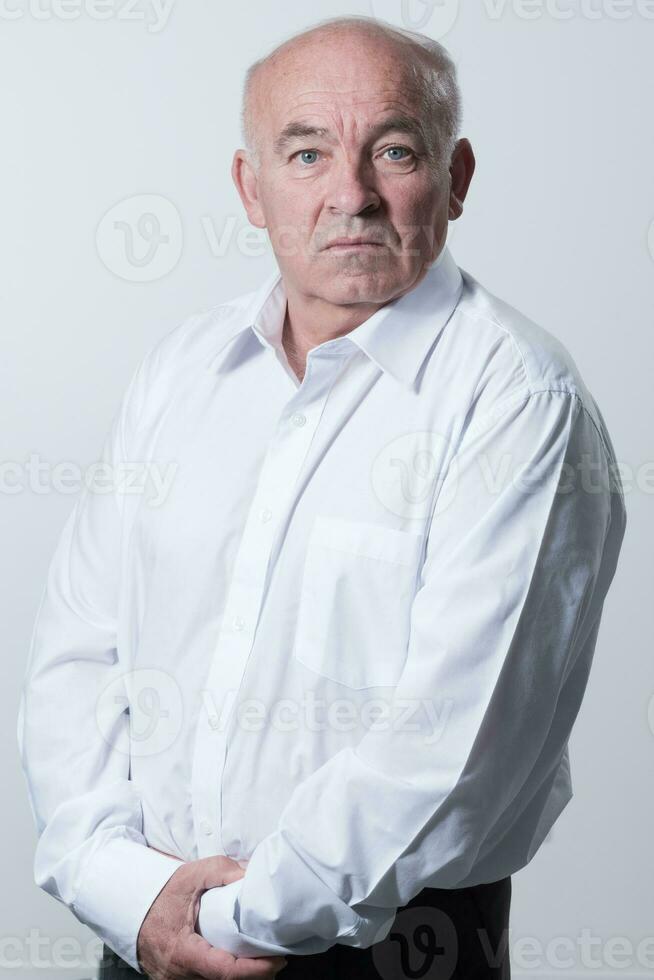 mayor canoso hombre vistiendo elegante camisa aislado en blanco antecedentes Deprimido y preocupación para angustia, llorando enojado y asustado. triste expresión. foto