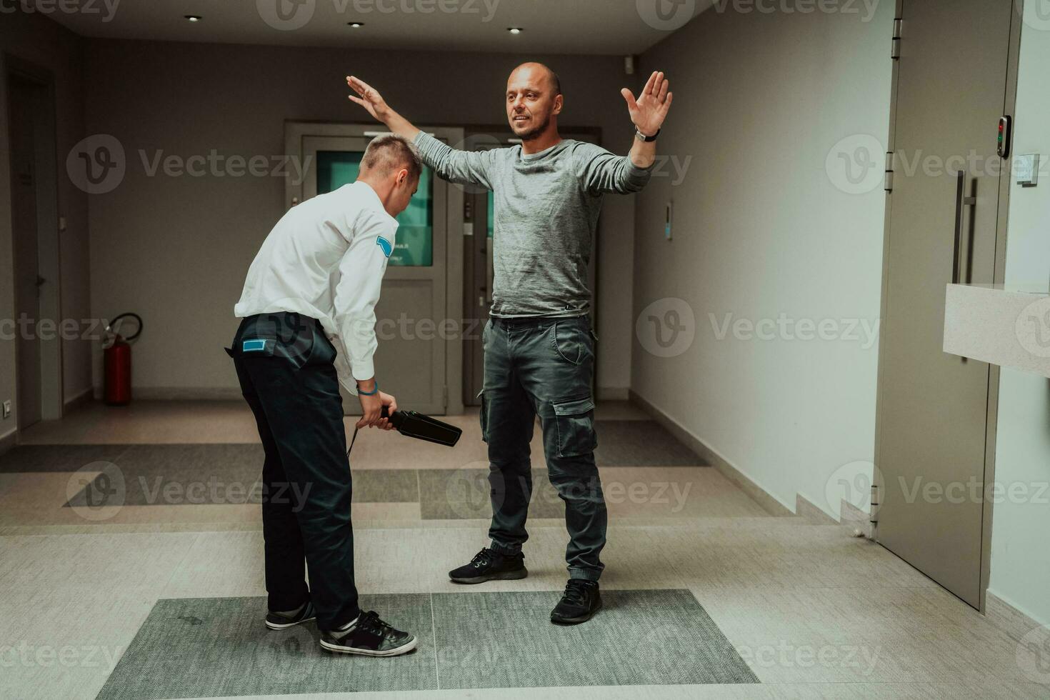 seguridad Guardia haciendo cuerpo buscando procedimiento en hombre para hallazgo oculto objetos antes de entrando en tesorería Departamento foto