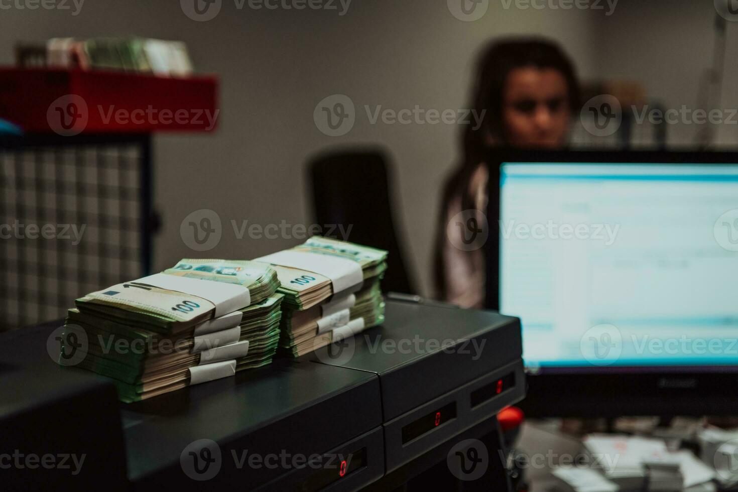 ordenado billetes metido en el mesa después eso es contado en el electrónico dinero contando máquina foto