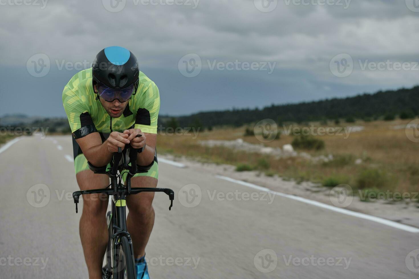 atleta de triatlón montando bicicleta foto