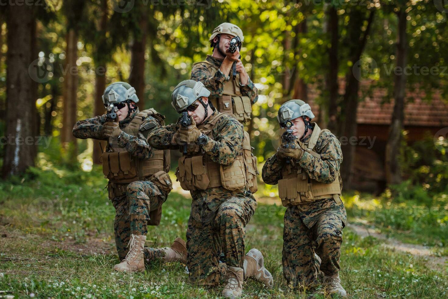 un grupo de moderno guerra soldados es luchando un guerra en peligroso remoto bosque áreas un grupo de soldados es luchando en el enemigo línea con moderno armas el concepto de guerra y militar conflictos foto