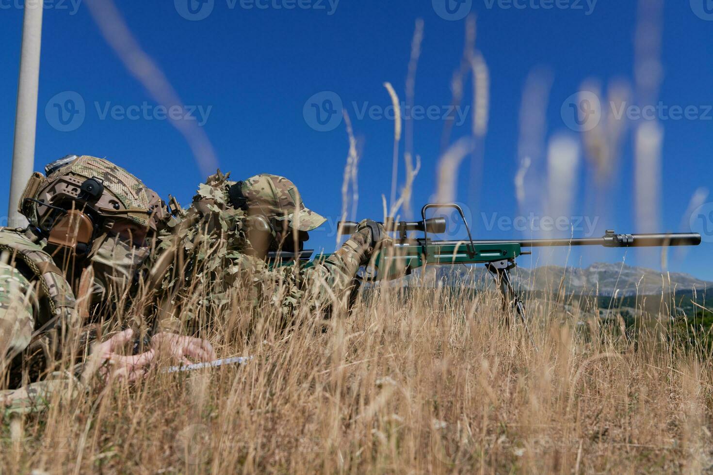 francotirador soldado asistido por un asistente a observar el zona a ser dirigido con moderno guerra táctico virtual realidad gafas de protección aéreo zumbido militar tecnología foto