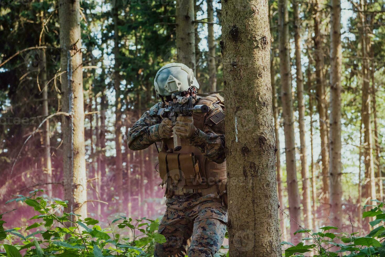 un moderno guerra soldado en guerra deber en denso y peligroso bosque áreas peligroso militar rescate operaciones foto