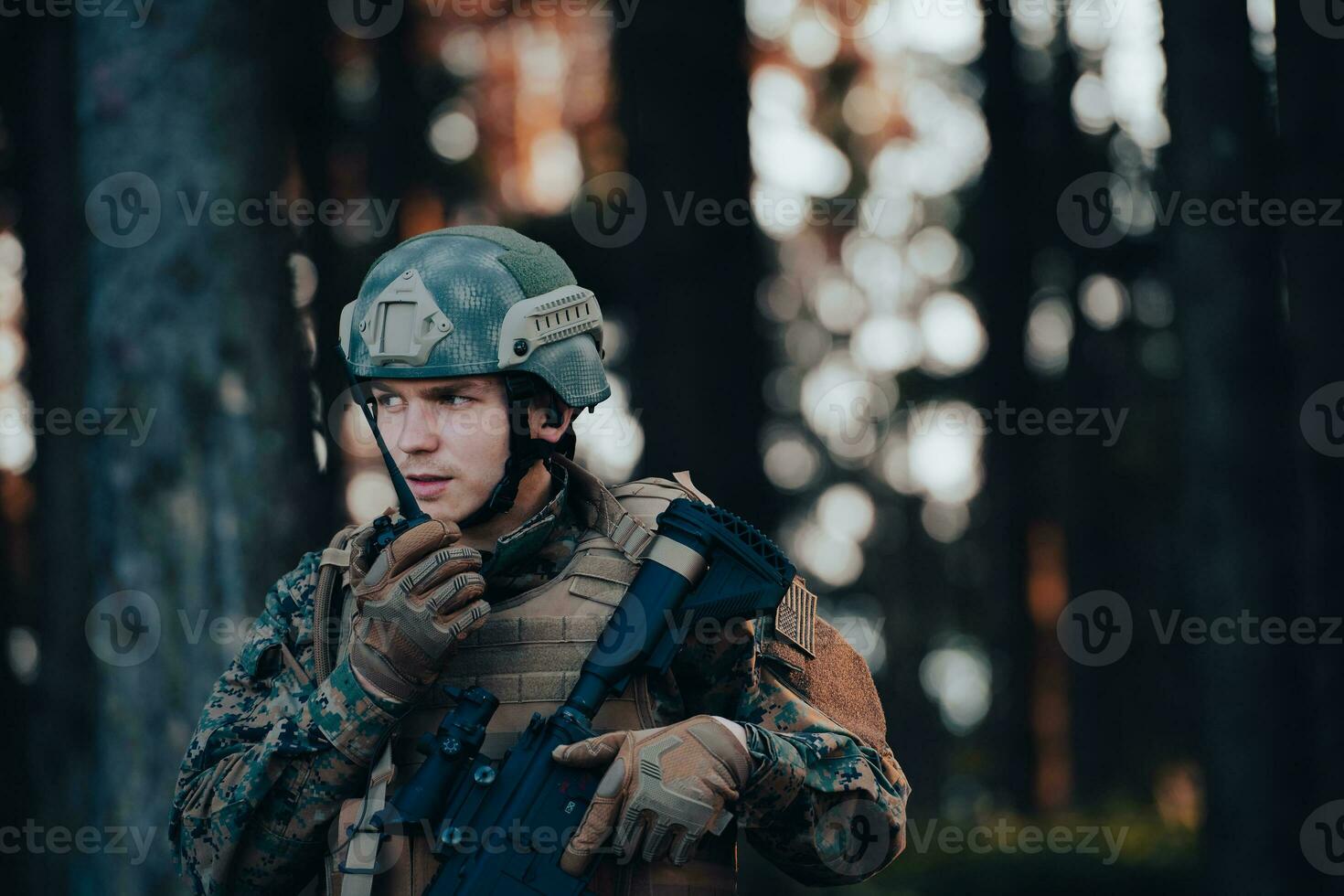 moderno guerra soldado comandante oficial hablando portátil radio estación y dar pedidos subdivisión equipo foto