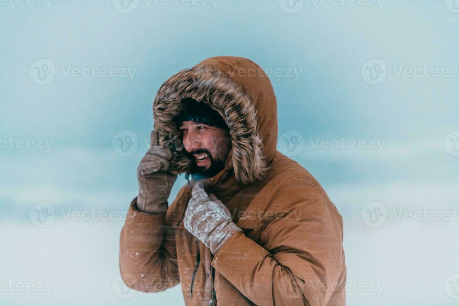 disparo a la cabeza foto de un hombre en un frío Nevado zona vistiendo un grueso marrón invierno chaqueta y guantes. vida en frío regiones de el país.