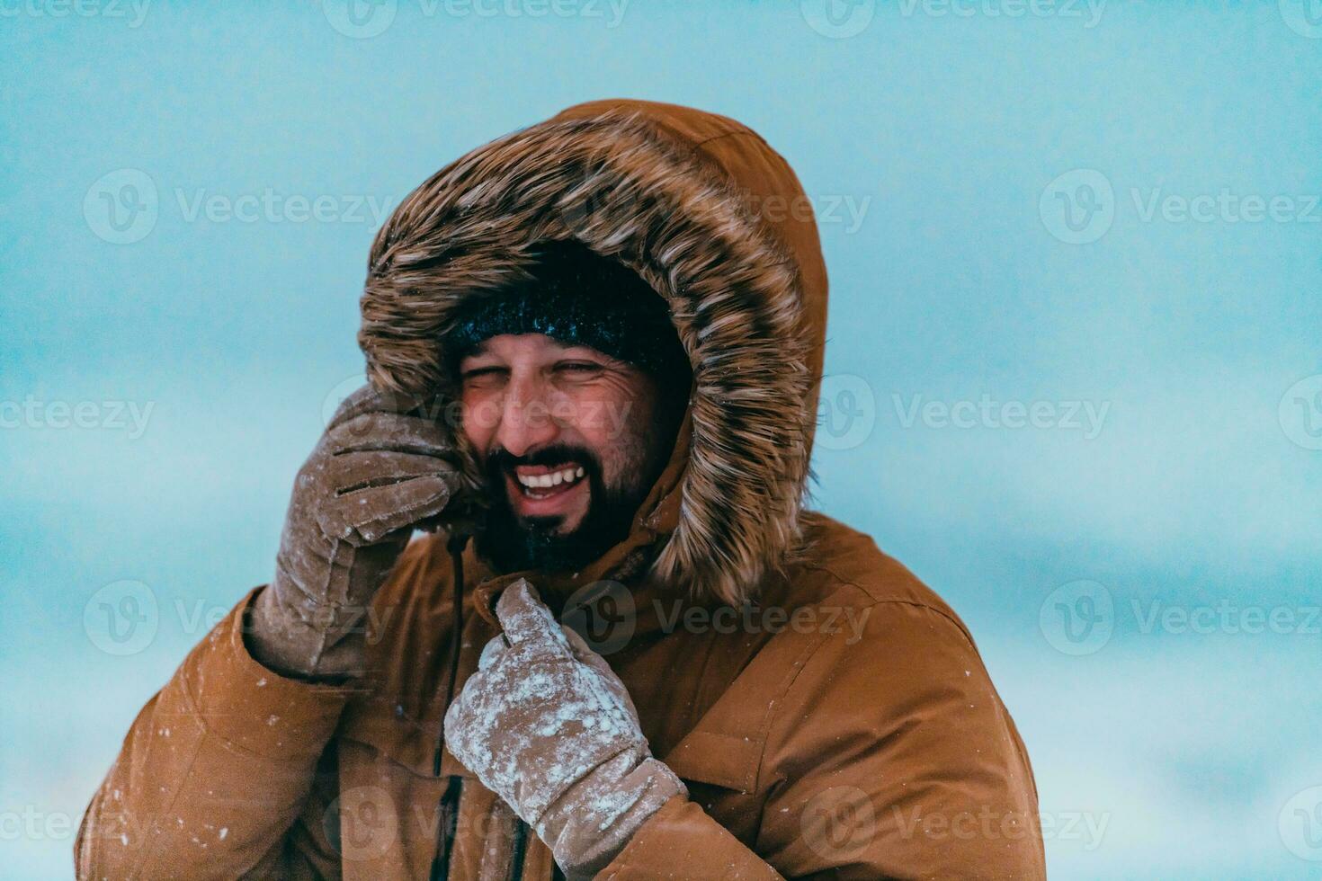 disparo a la cabeza foto de un hombre en un frío Nevado zona vistiendo un grueso marrón invierno chaqueta y guantes. vida en frío regiones de el país.