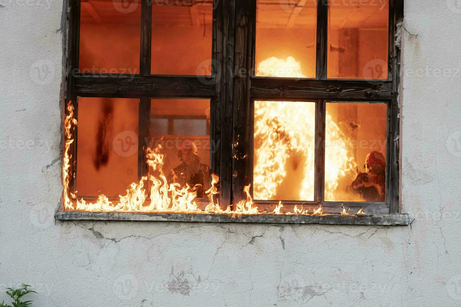 bombero héroe que lleva bebé niña fuera desde ardiente edificio zona desde fuego incidente. rescate personas desde peligroso sitio foto