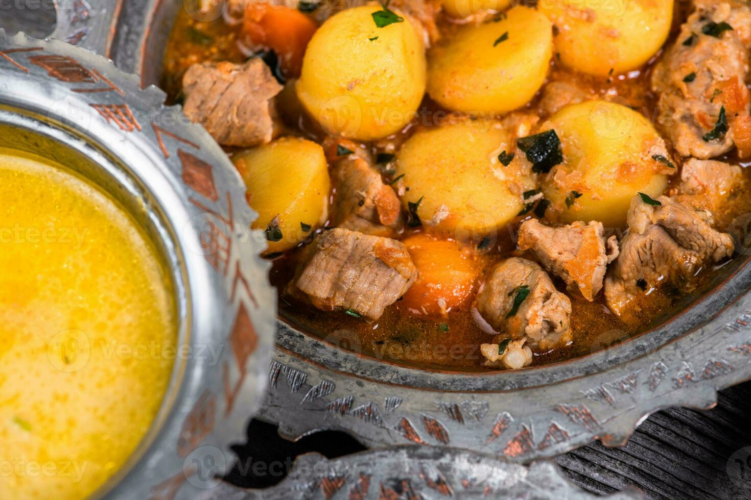 eid Mubarak tradicional Ramadán iftar cena. clasificado sabroso comida en auténtico rústico platos en de madera azul antecedentes. turco bosnio comida carne brocheta, Agave, sarma, klepe, sogan dolma. foto