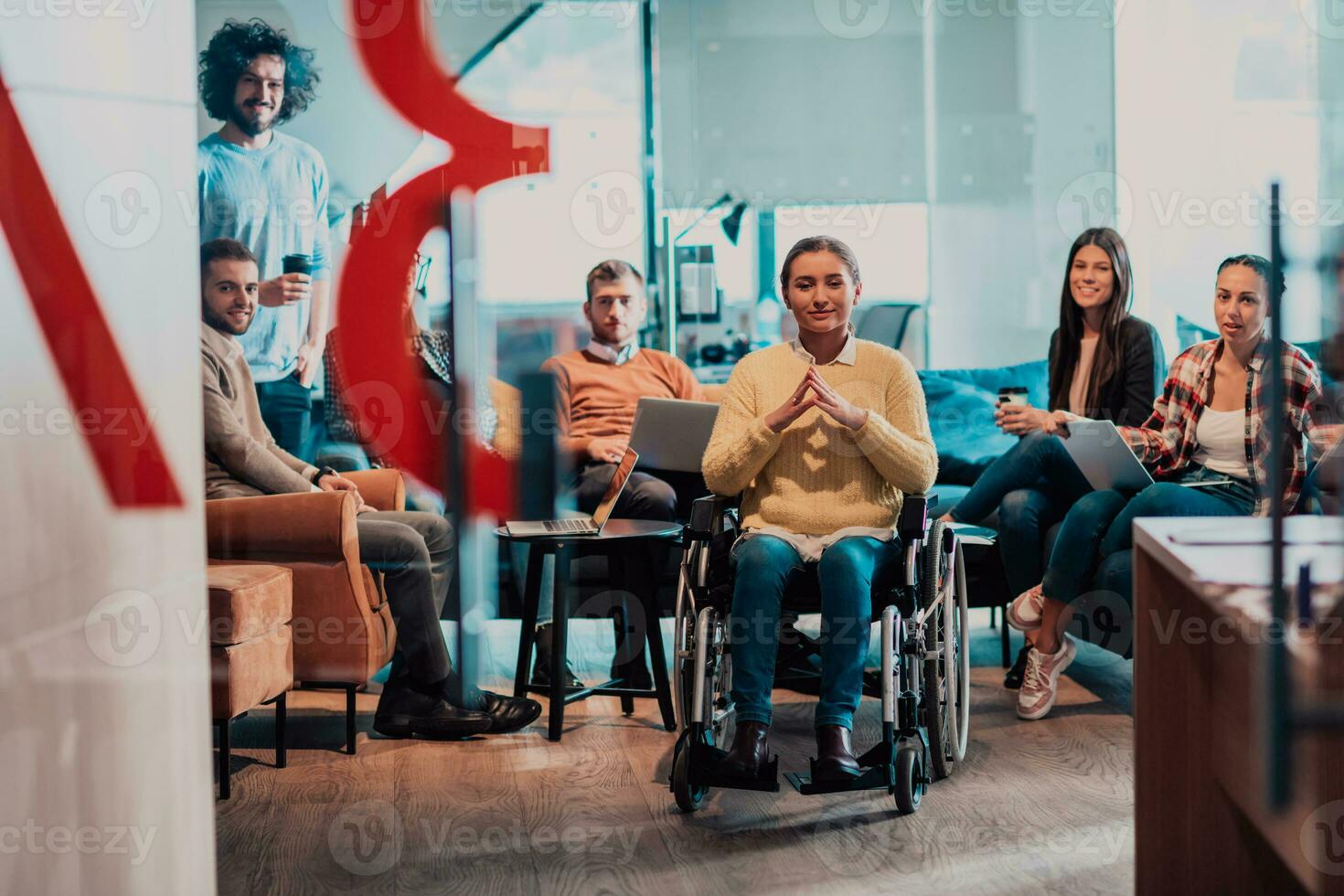 mujer de negocios en silla de ruedas teniendo negocio reunión con equipo a moderno oficina. un grupo de joven autónomos de acuerdo en nuevo en línea negocio proyectos foto