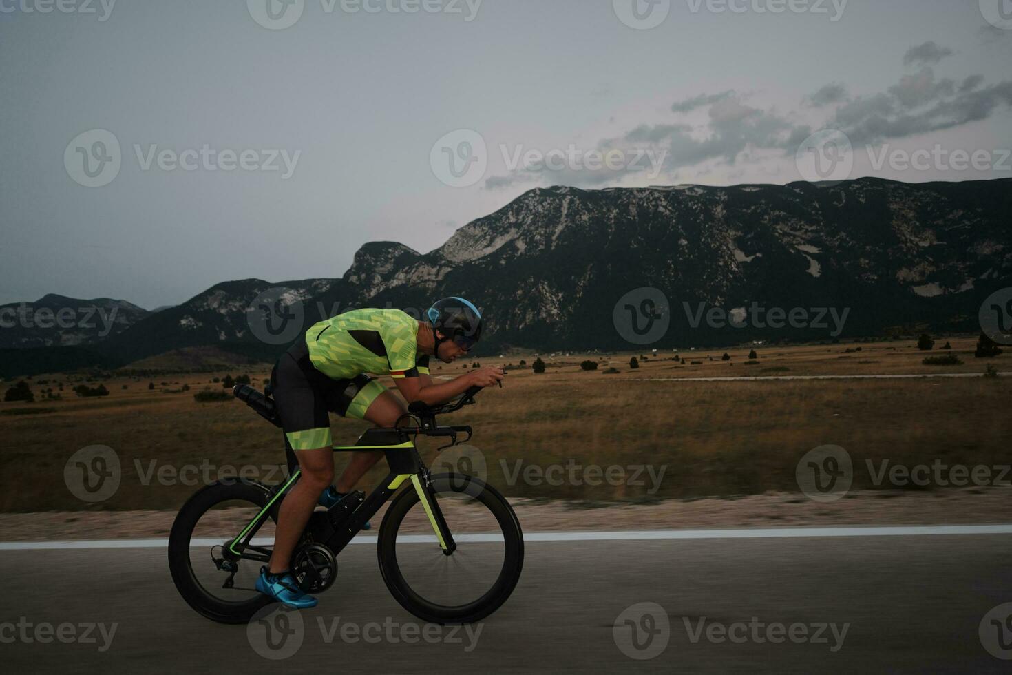 triathlon athlete riding bike photo