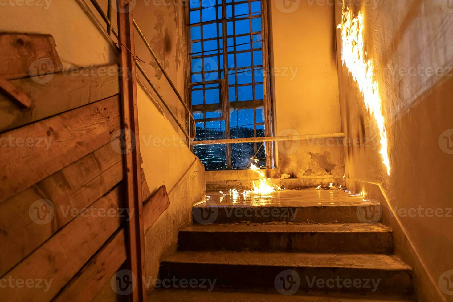 valiente bombero desciende escalera de un ardiente edificio y sostiene salvado niña en su brazos. abierto fuego y uno bombero en el antecedentes. foto