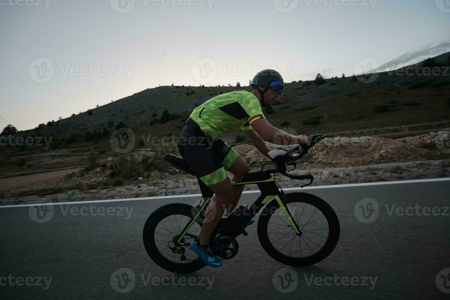 atleta de triatlón montando bicicleta foto