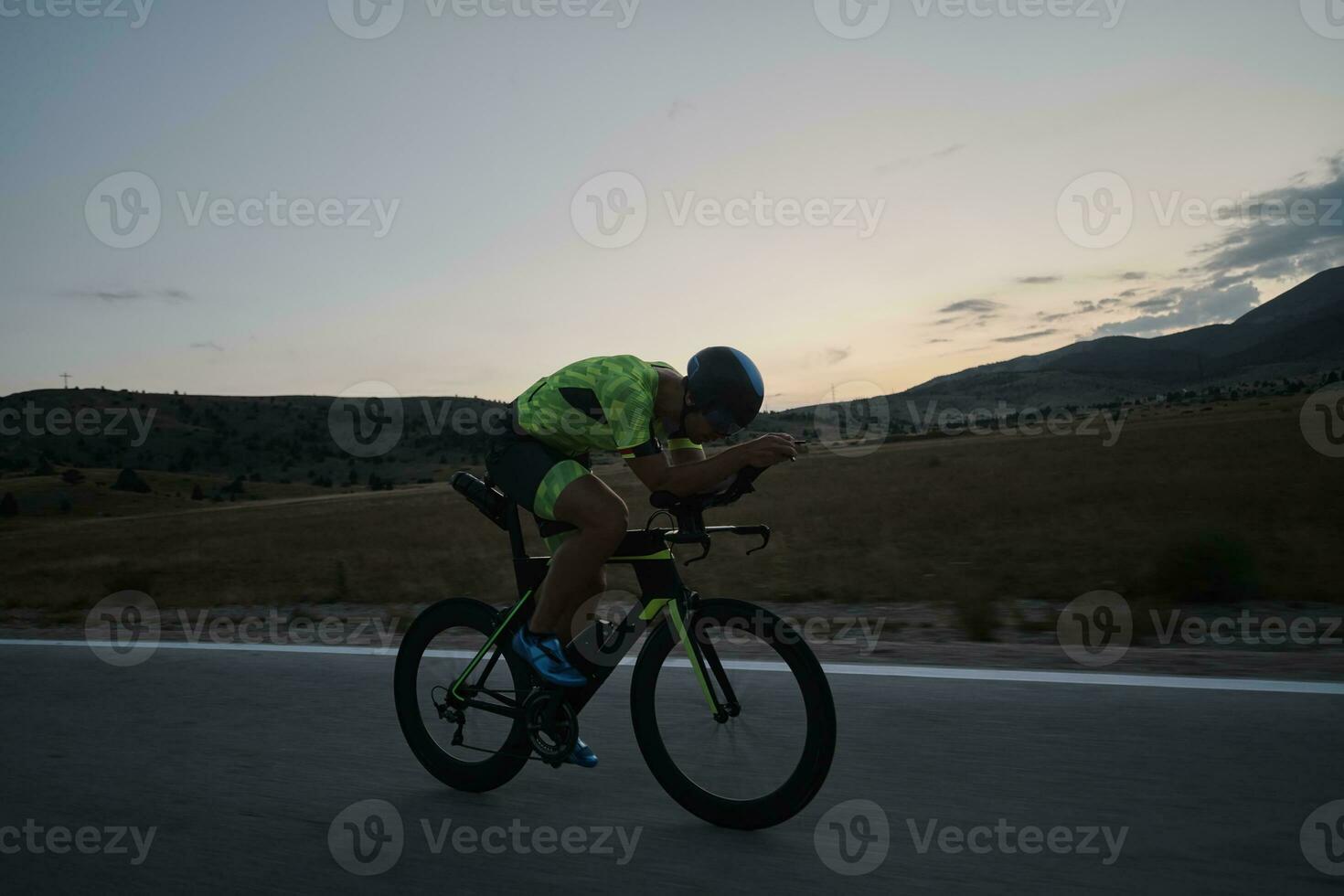 atleta de triatlón montando bicicleta foto