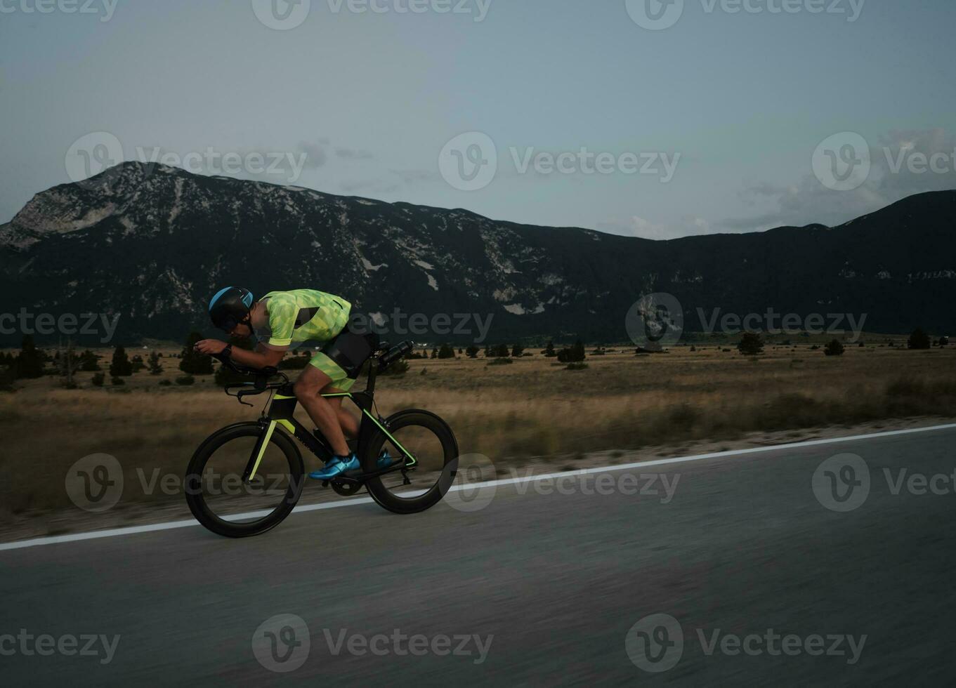 atleta de triatlón montando bicicleta foto