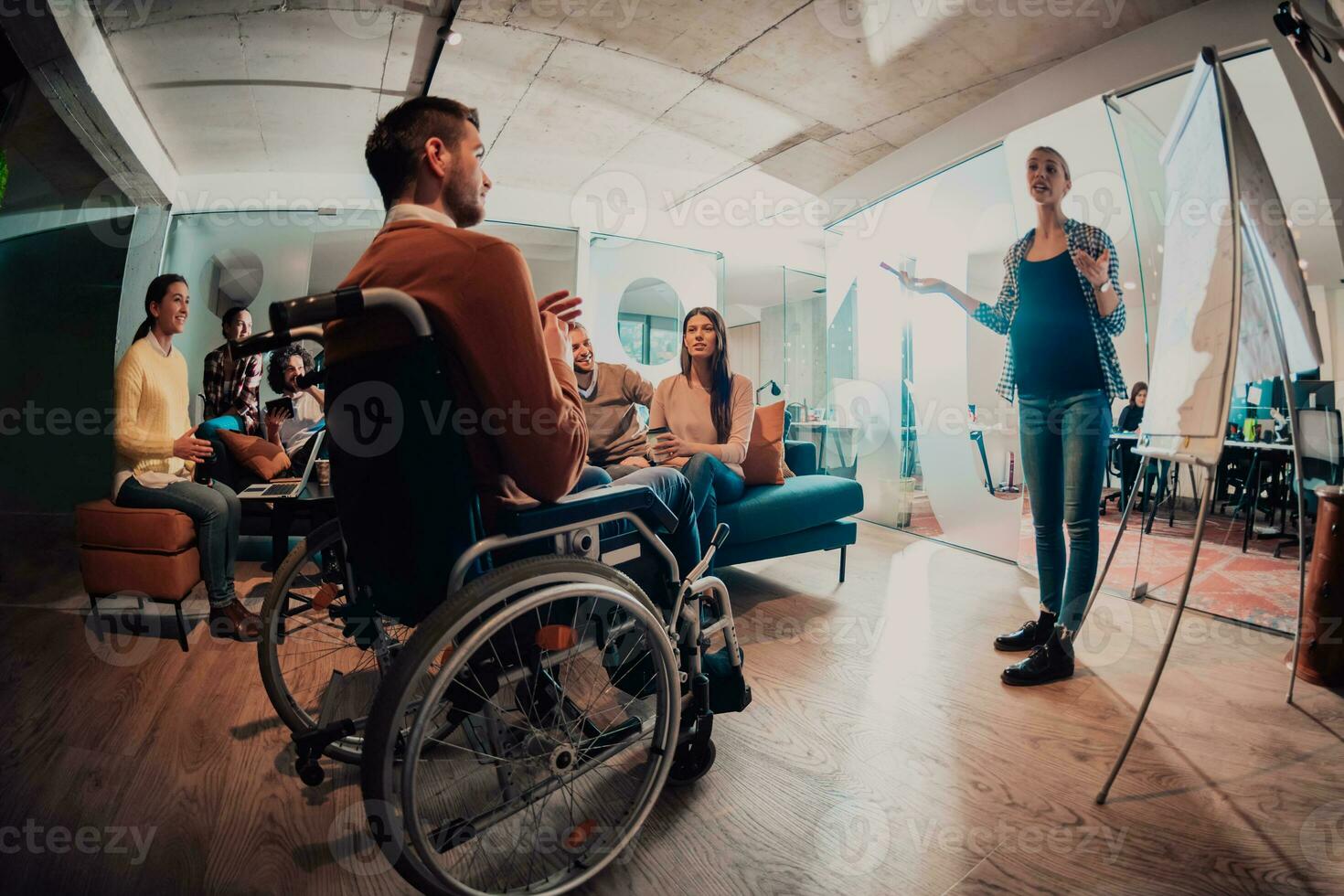 un embarazada mujer de negocios Guías un creativo reunión de un diverso negocio equipo en un moderno trabajo colaborativo foto