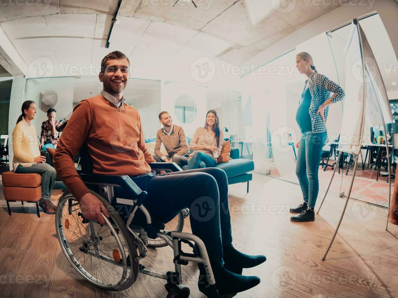 un embarazada mujer de negocios Guías un creativo reunión de un diverso negocio equipo en un moderno trabajo colaborativo foto