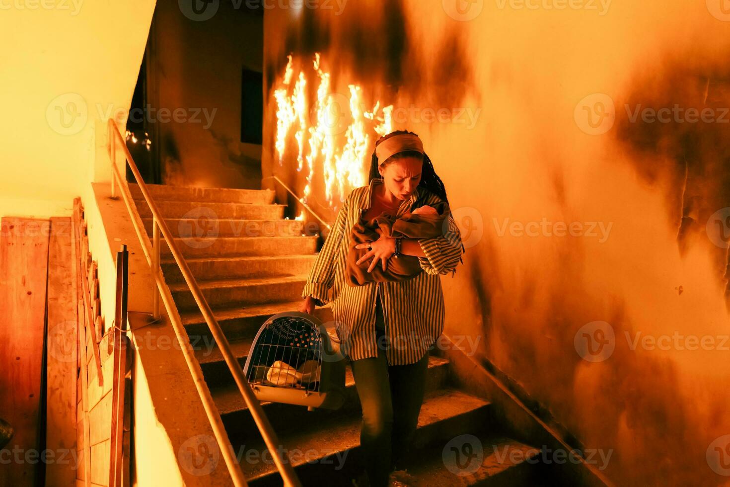 valiente bombero desciende escalera de un ardiente edificio y sostiene salvado niña en su brazos. abierto fuego y uno bombero en el antecedentes. foto