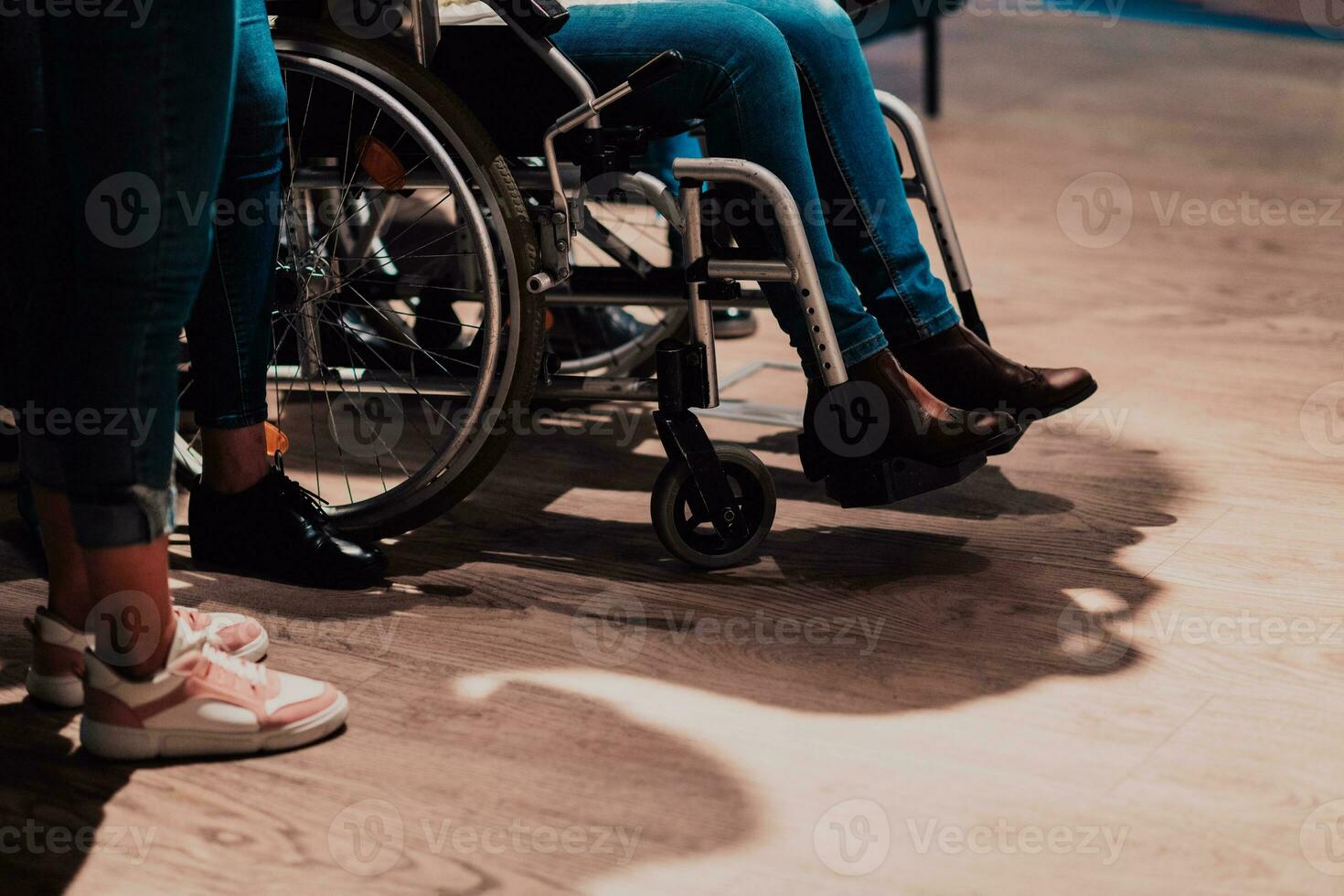 cerca arriba foto de un mujer con un invalidez sentado en un silla de ruedas en el oficina