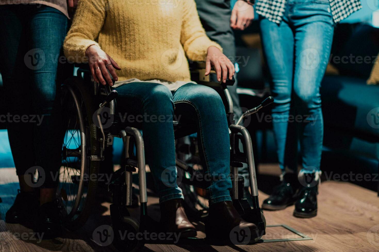 cerca arriba foto de un mujer con un invalidez sentado en un silla de ruedas en el oficina