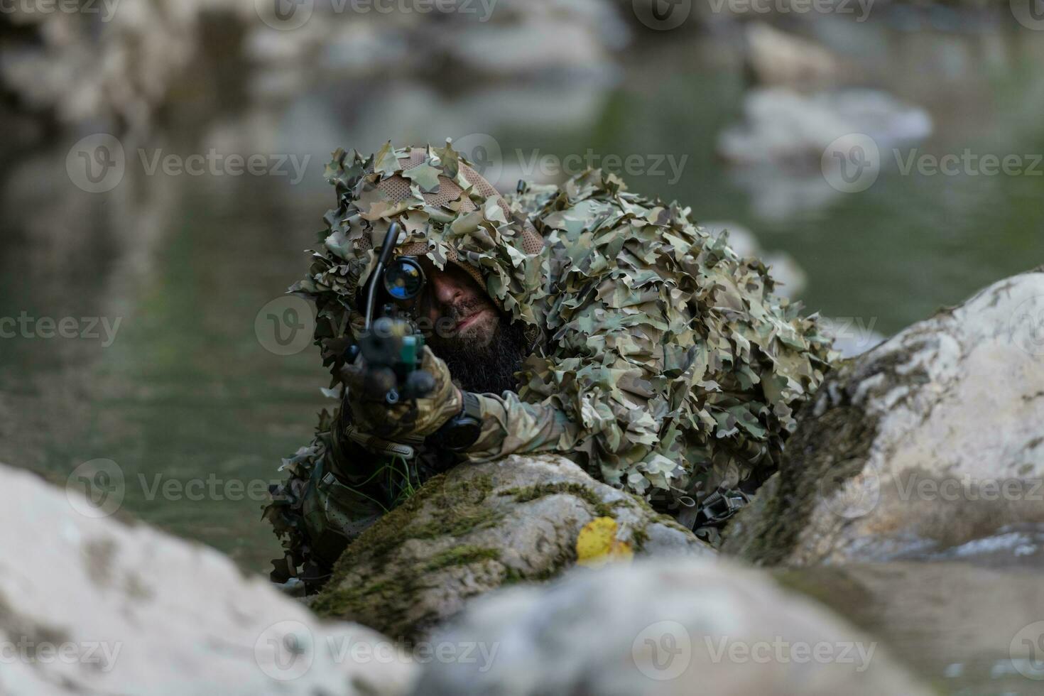 un militar hombre o airsoft jugador en un camuflaje traje furtivo el río y  objetivos desde un francotirador rifle a el lado o a objetivo. 31027903  Foto de stock en Vecteezy