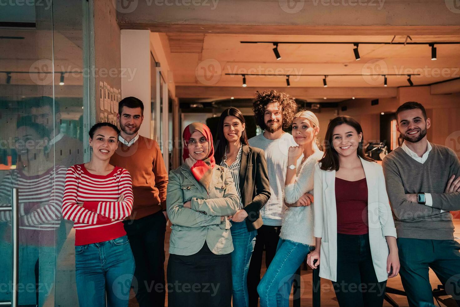 un diverso grupo de exitoso negocio personas en un moderno vaso oficina. foto