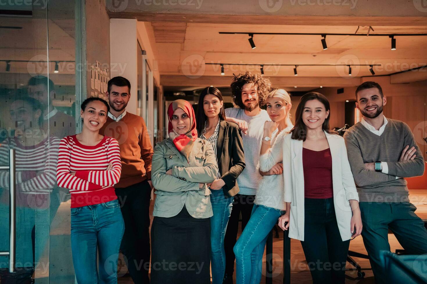 un diverso grupo de exitoso negocio personas en un moderno vaso oficina. foto