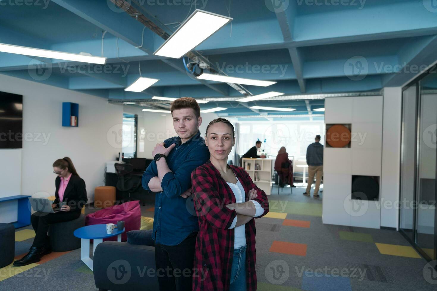 retrato de un exitoso creativo empresario y mujer de negocios mirando a cámara y sonriente. diverso negocio personas en pie juntos a puesta en marcha. foto