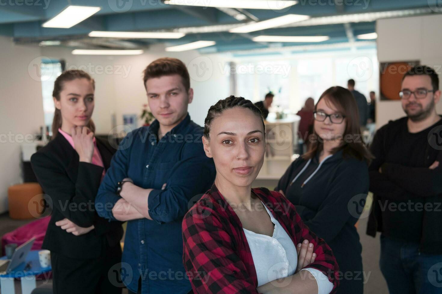 retrato de un exitoso creativo negocio equipo mirando a cámara y sonriente. diverso negocio personas en pie juntos a puesta en marcha. foto