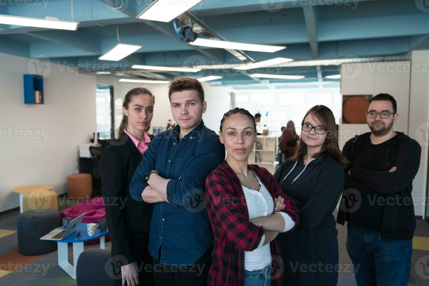 retrato de un exitoso creativo diverso negocio equipo mirando a cámara y sonriente. multiétnico negocio personas grupo juntos a un creativo trabajo colaborativo abierto espacio puesta en marcha oficina. foto