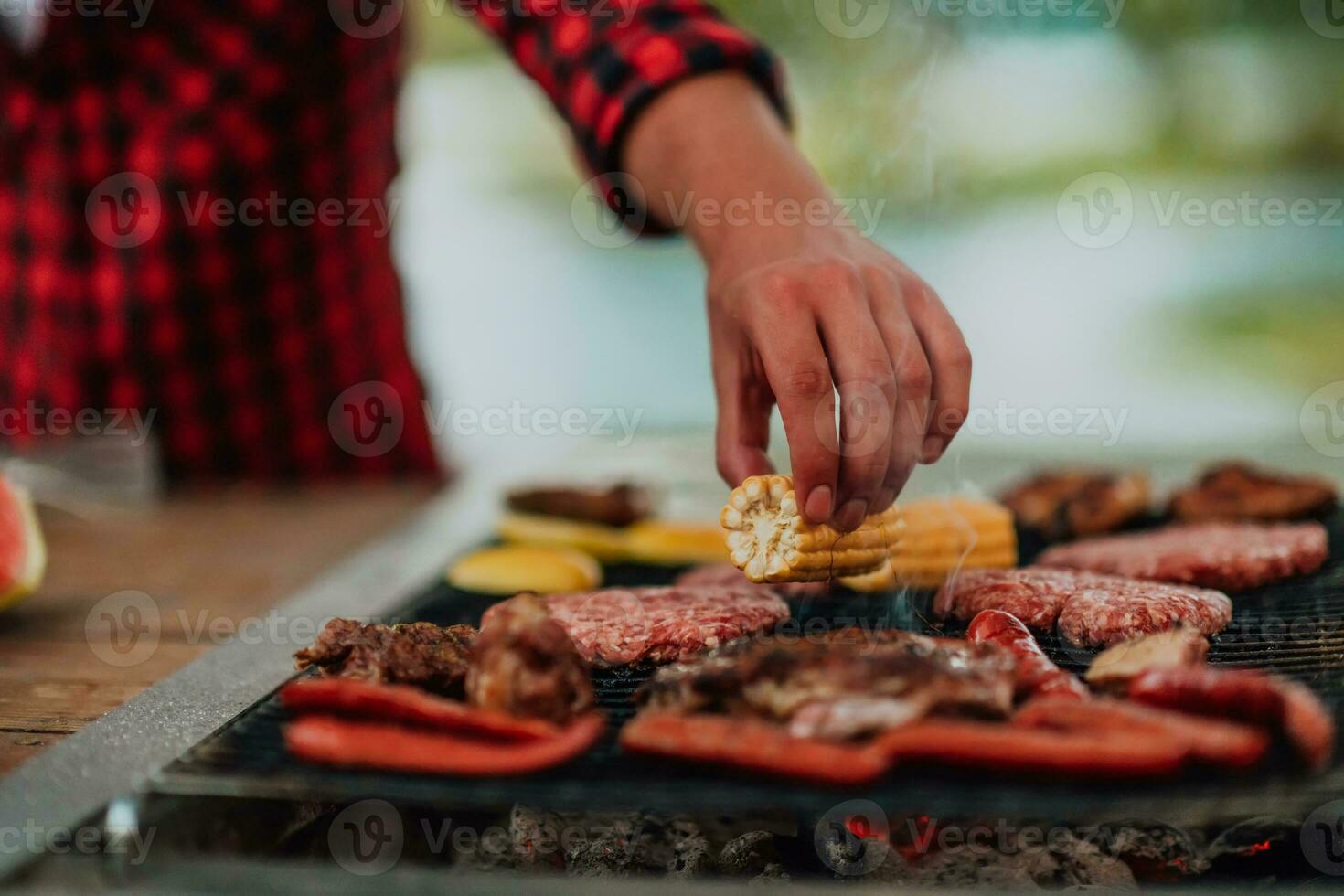 un hombre preparando un delicioso cena para su amigos quien son teniendo divertido por el río en naturaleza foto