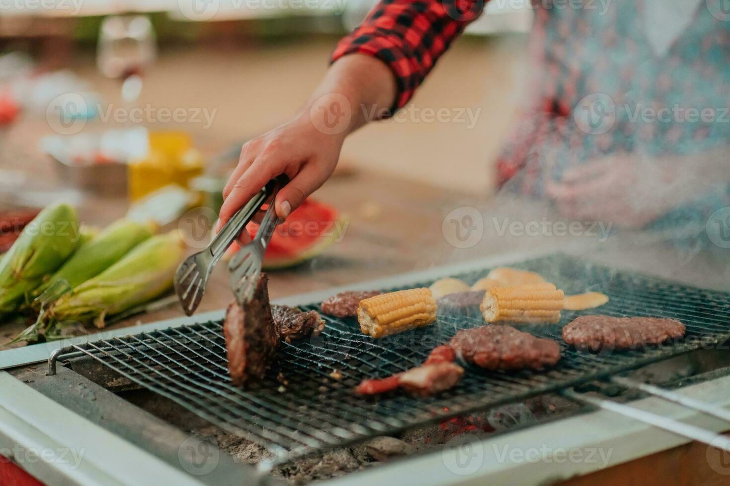 un hombre preparando un delicioso cena para su amigos quien son teniendo divertido por el río en naturaleza foto