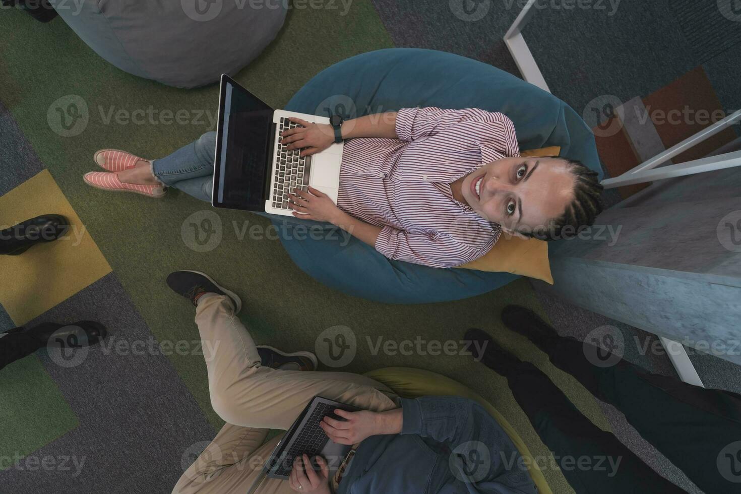 parte superior ver foto de colaborativo proceso de multicultural experto joven negocio equipo durante lluvia de ideas reunión en oficina.diversa grupo de joven personas vestido en formal vestir cooperando en desarrollando diseño proyecto