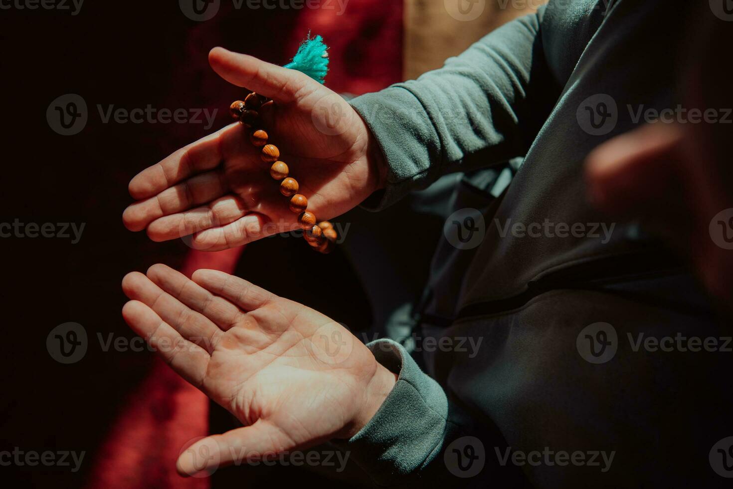 musulmán Arábica hombre Orando. religioso musulmán hombre Orando dentro el mezquita durante Ramadán foto