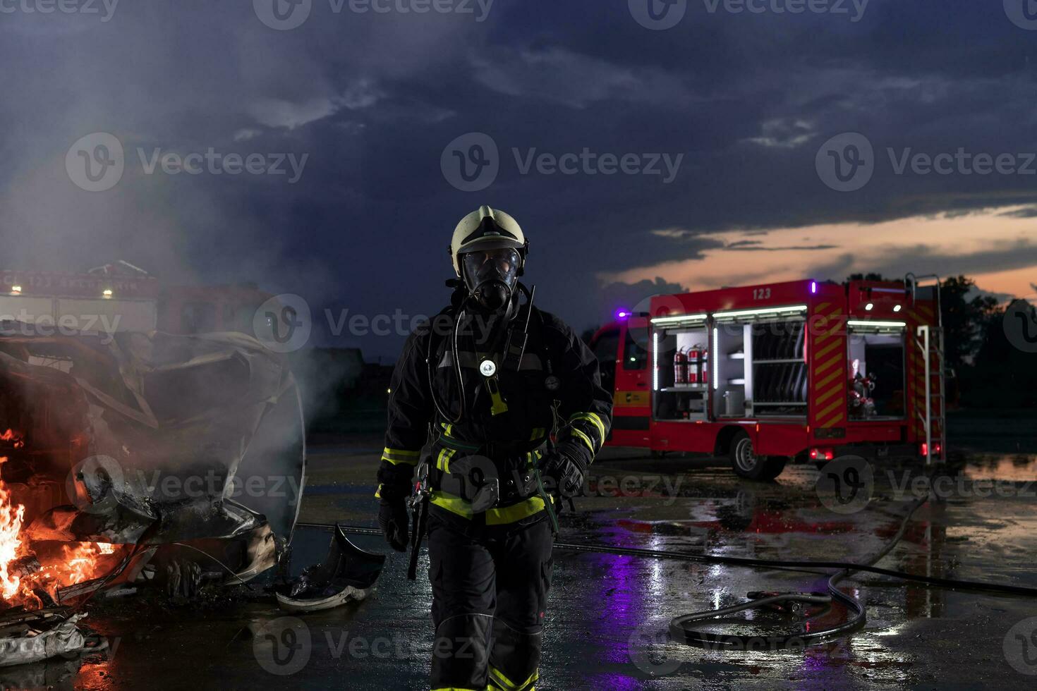 retrato de un heroico bombero en un protector traje. bombero en fuego luchando o coche accidente rescate operación en oscuridad o noche. foto
