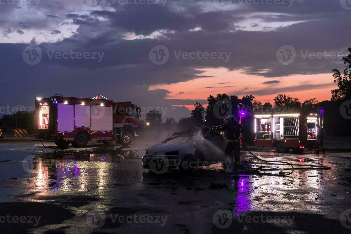 bomberos lucha el fuego fuego a controlar fuego no a extensión afuera. bombero industrial y público la seguridad concepto. tráfico o coche accidente rescate y ayuda acción. foto