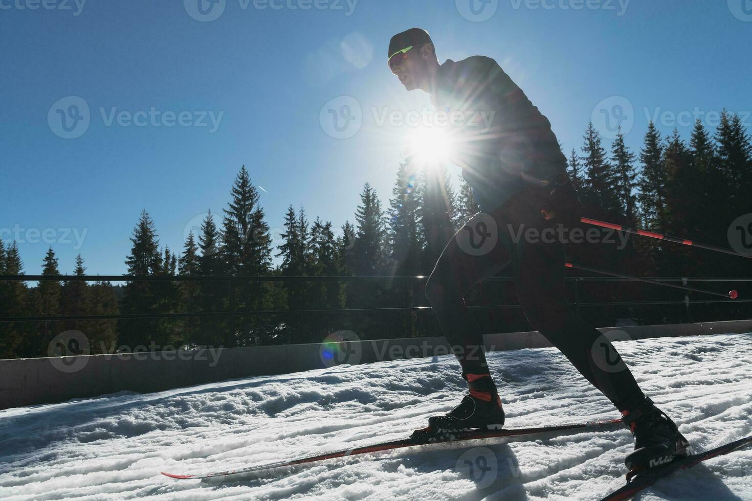 nórdico esquiar o a campo traviesa esquiar clásico técnica experto por hombre en un hermosa panorámico sendero a Mañana. foto