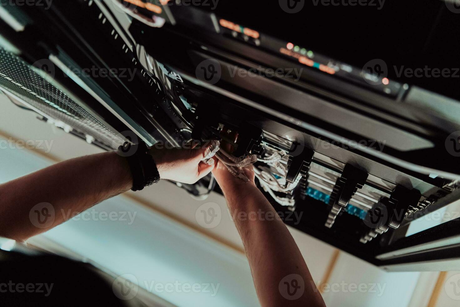 cerca arriba de técnico ajuste arriba red en servidor habitación foto