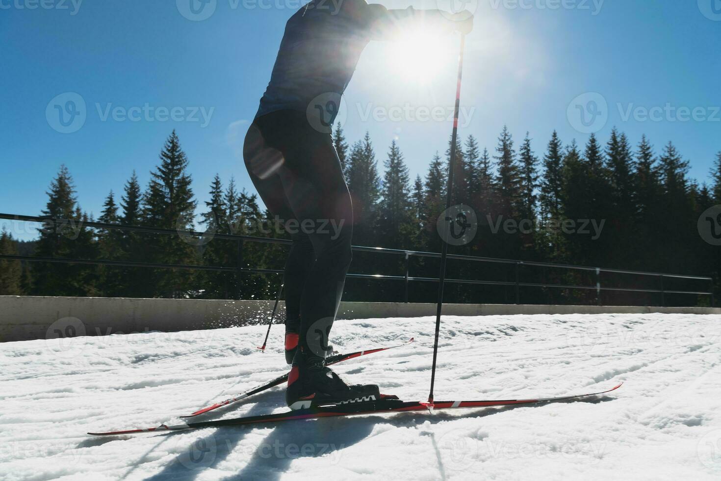 nórdico esquiar o a campo traviesa esquiar clásico técnica experto por hombre en un hermosa panorámico sendero a Mañana. foto