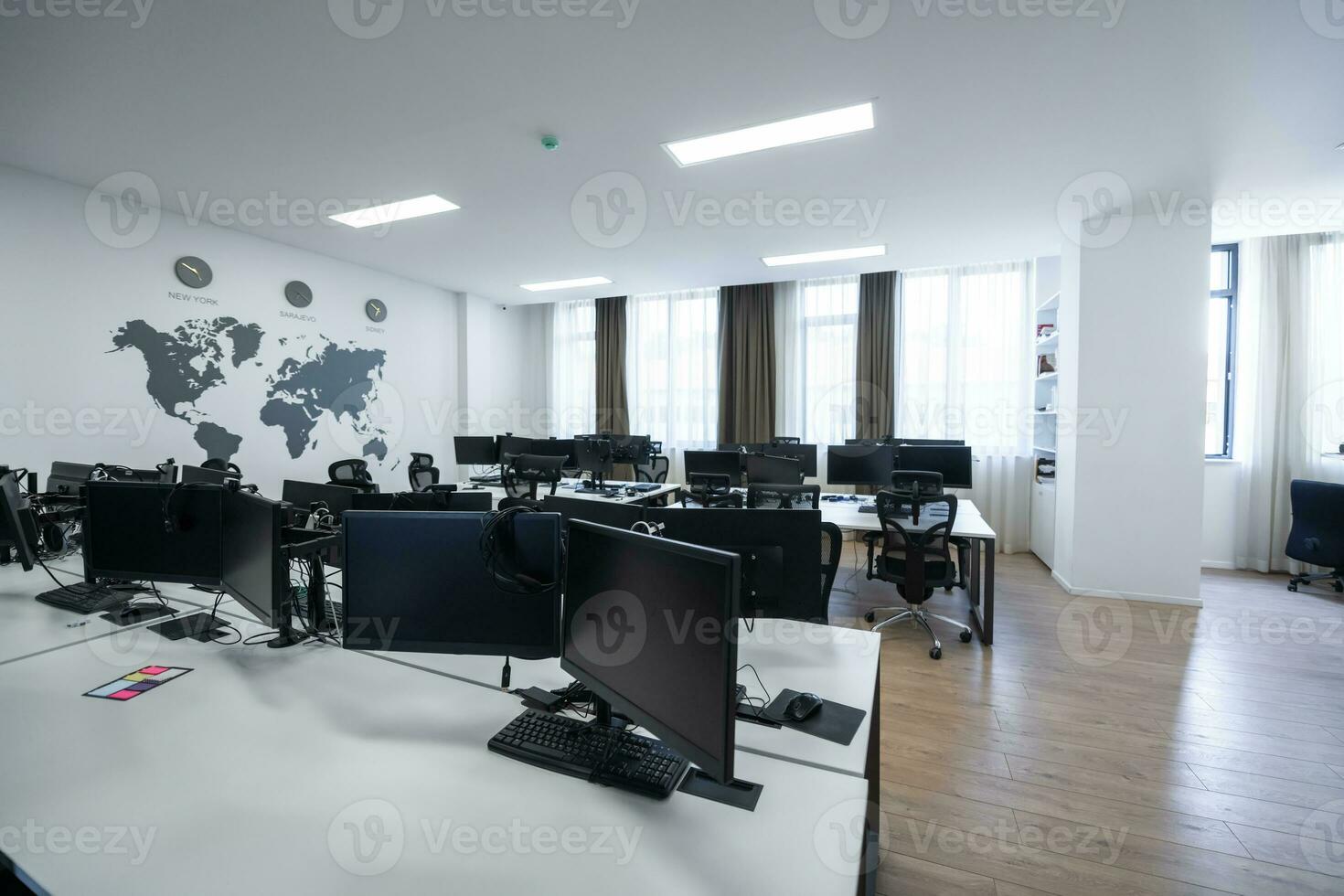 interior vacío de la oficina de puesta en marcha de diseño abierto de diseño moderno. enfoque selectivo foto