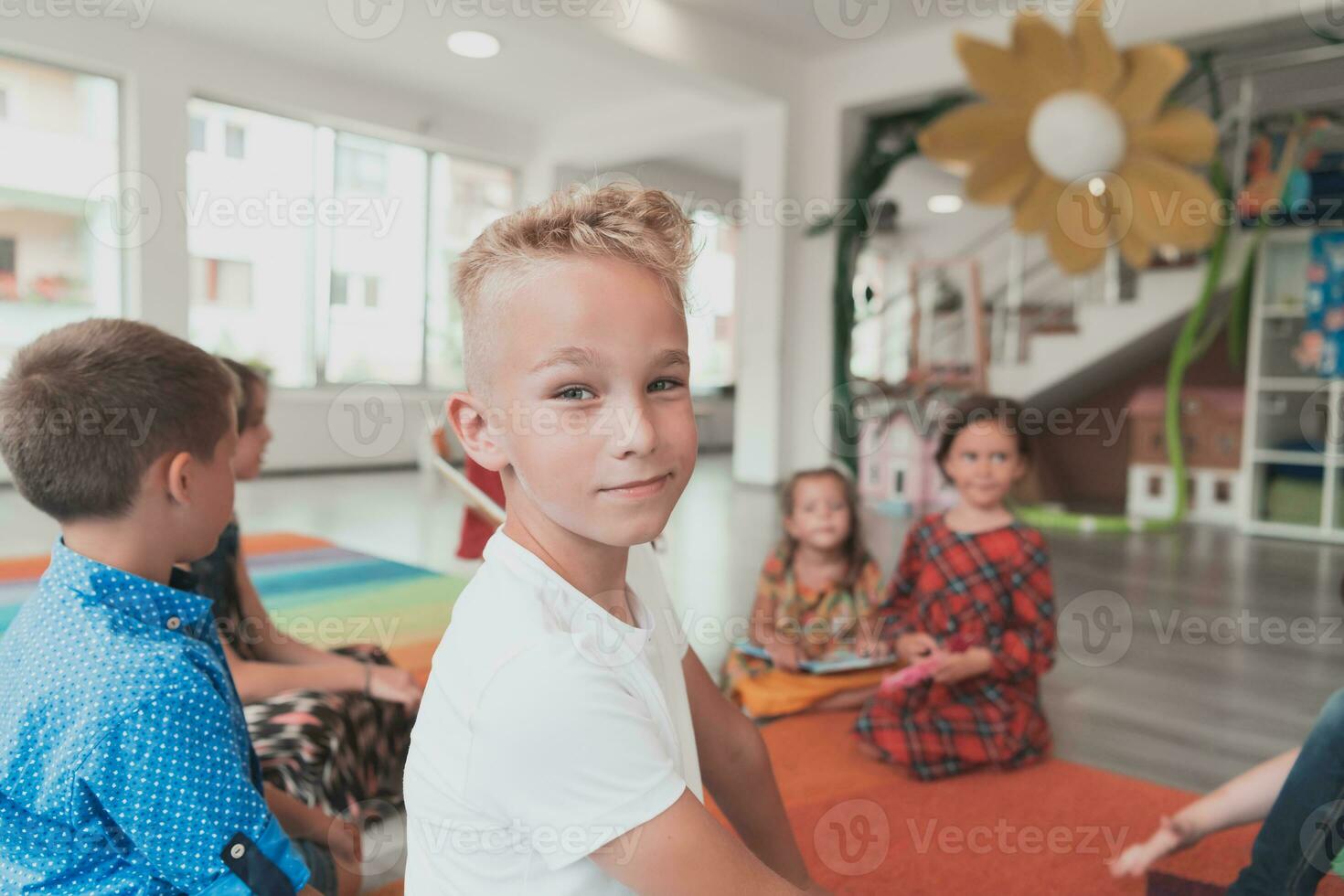 leyendo hora en un elemental colegio o jardín de infancia, un profesor lee un libro a niños en un elemental colegio o jardín de infancia. el concepto de preescolar educación. selectivo atención foto