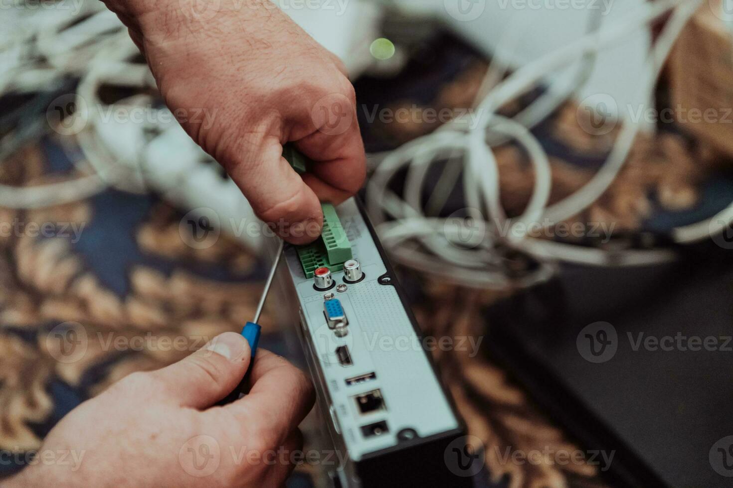 reparando un técnico dispositivo. un reparador refacción un roto dispositivo foto