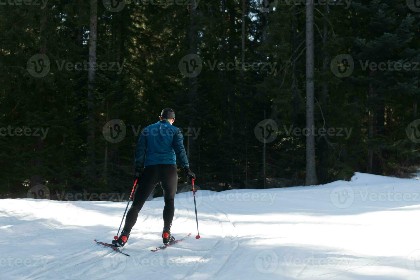 nórdico esquiar o a campo traviesa esquiar clásico técnica experto por hombre en un hermosa panorámico sendero a Mañana. foto