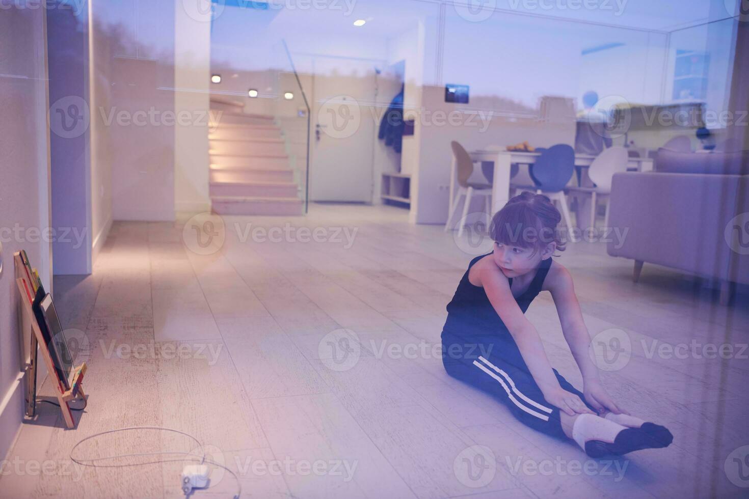 clase de ballet de educación en línea para niñas en casa foto