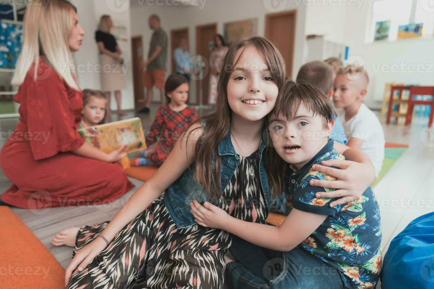 un niña y un chico con abajo síndrome en cada otros brazos gastar hora juntos en un preescolar institución foto