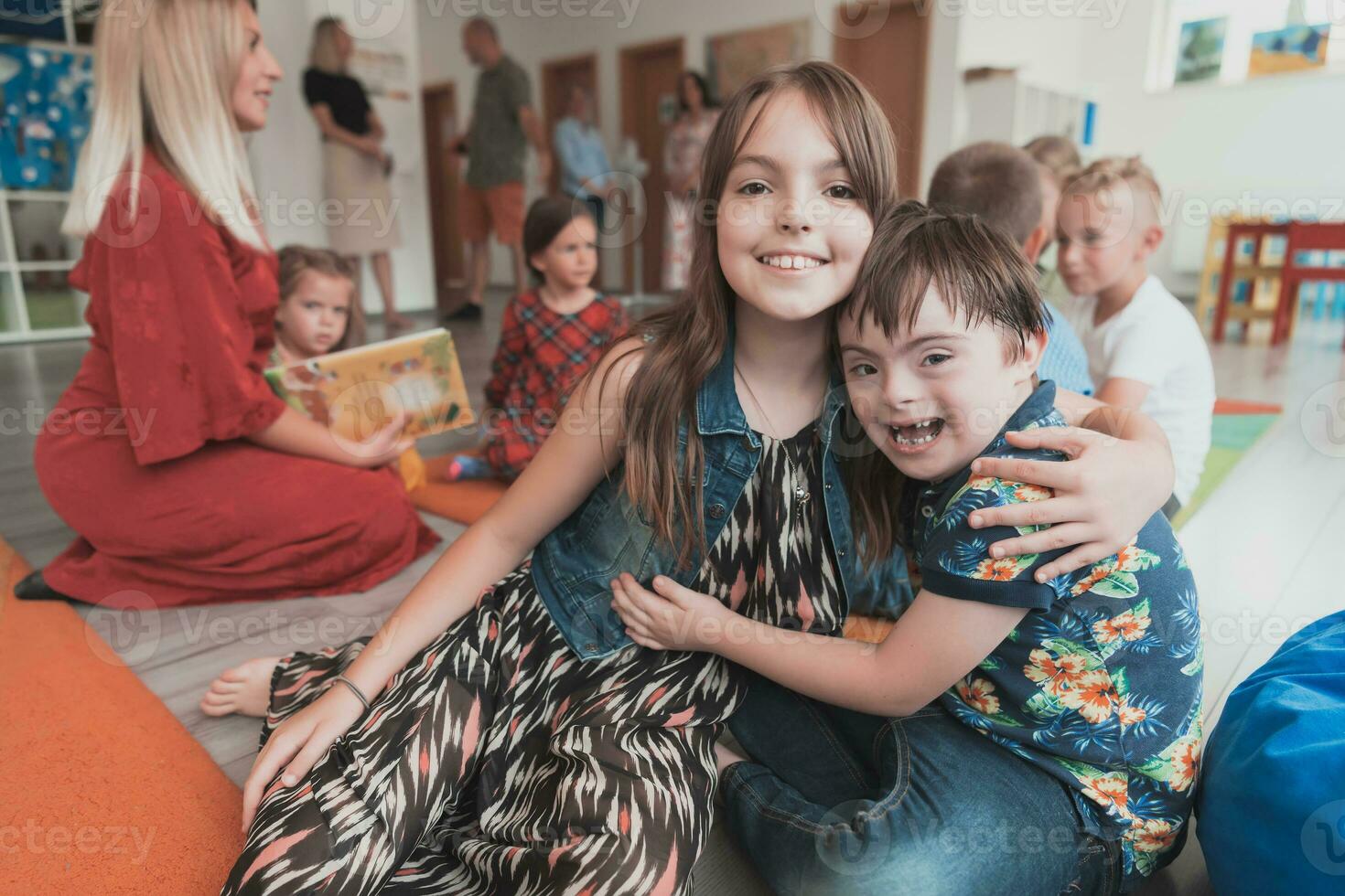 un niña y un chico con abajo síndrome en cada otros brazos gastar hora juntos en un preescolar institución foto