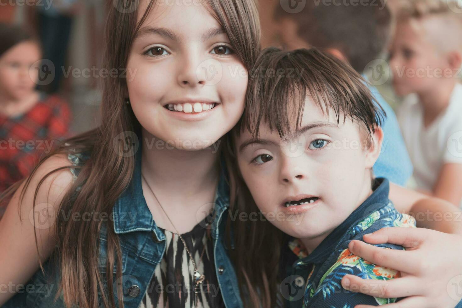 un niña y un chico con abajo síndrome en cada otros brazos gastar hora juntos en un preescolar institución foto