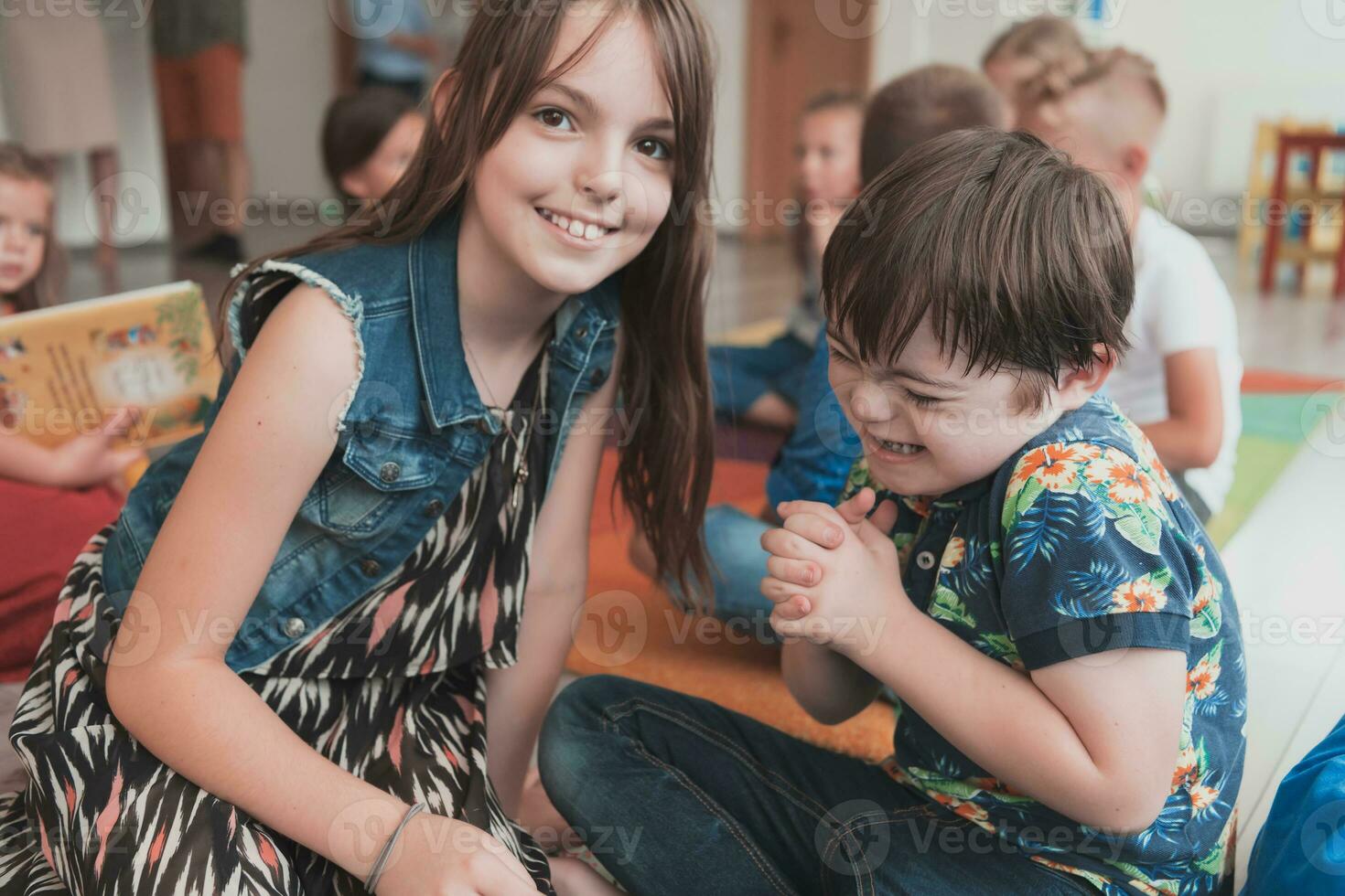 un niña y un chico con abajo síndrome en cada otros brazos gastar hora juntos en un preescolar institución foto