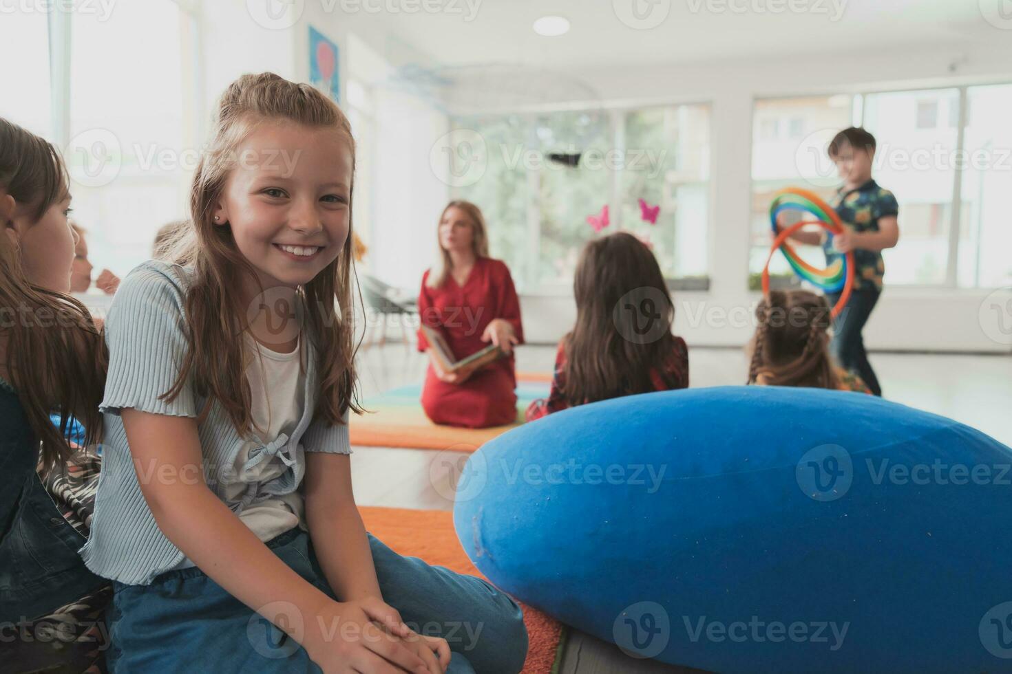 leyendo hora en un elemental colegio o jardín de infancia, un profesor lee un libro a niños en un elemental colegio o jardín de infancia. el concepto de preescolar educación. selectivo atención foto