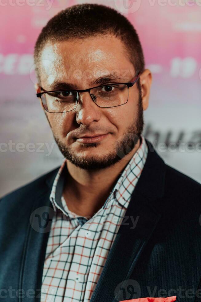 retrato de un empresario en lentes y un traje foto