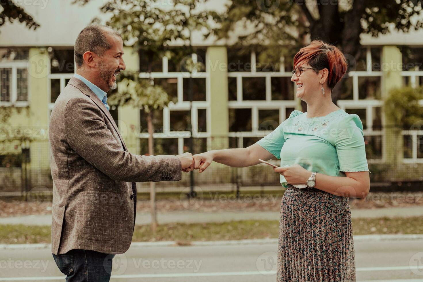 moderno mayor empresario sacudida manos con mujer en calle. foto